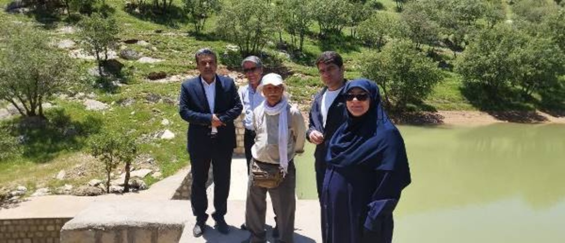 سر کار خانم دکتر حسن پوررئیس سازمان مدیریت و برنامه‌ریزی استان، در بازدید از چندین سازه آبخیزداری احداث شده در شهرستان خرم‌آباد،