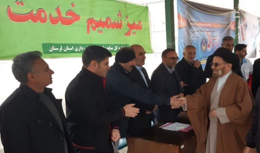 برگزاری میز شمیم خدمت در مصلی الغدیر خرم آباد و توزیع نهال در بین نمازگزارن