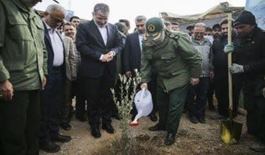 بازدید از پارک آبخیز قلعه گل شهرستان خرم آباد و غرس نهال بنه کوهی در دومین روز از هفته منابع طبیعی