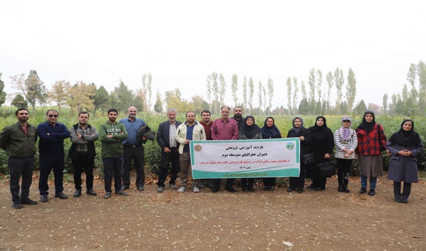 اهدای کارت همیار طبیعت به اعضای کادر فنی باشگاه خیبر خرم آباد