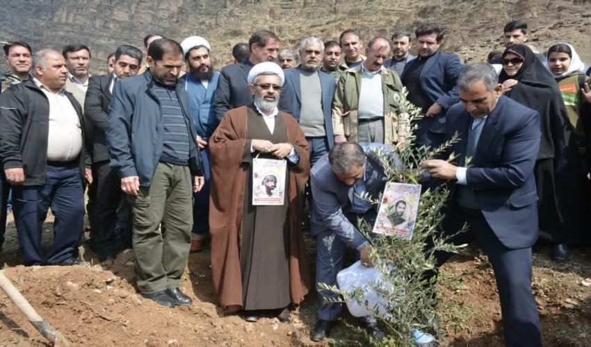 غرس هزاران اصله نهال در کمربند سبز شرق خرم آباد