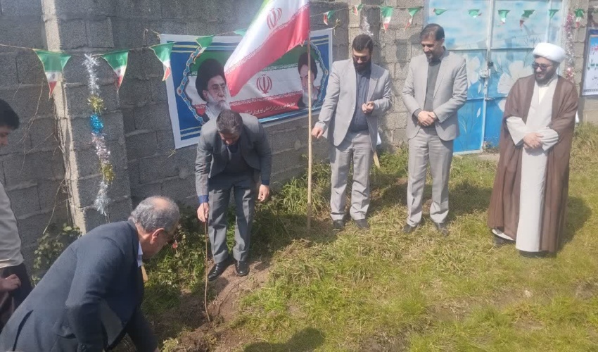 برپایی میز شمیم خدمت منابع طبیعی و آبخیزداری استان و شهرستان خرم آباد در مصلی نماز جمعه 